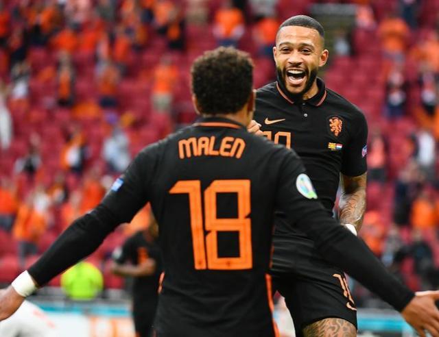 边后卫内收 边后卫内收